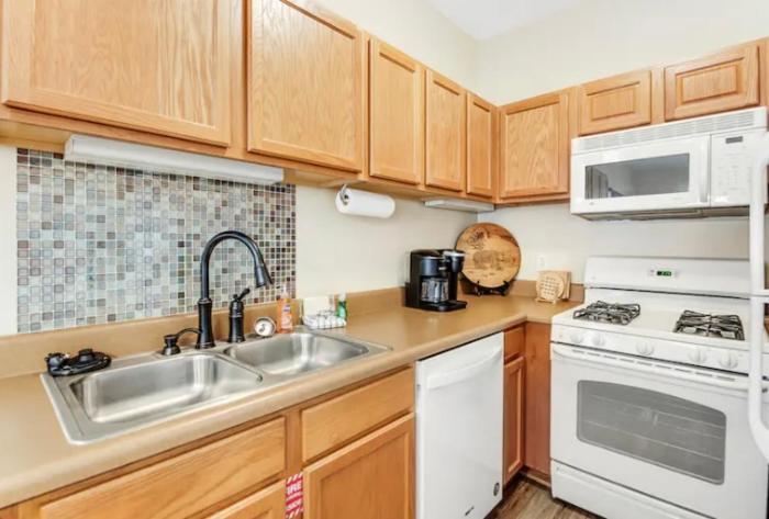 Appartement Bandit's Riverfront Retreat - Mountain View- Condo-fishing-balcony-fireplace-great Location!