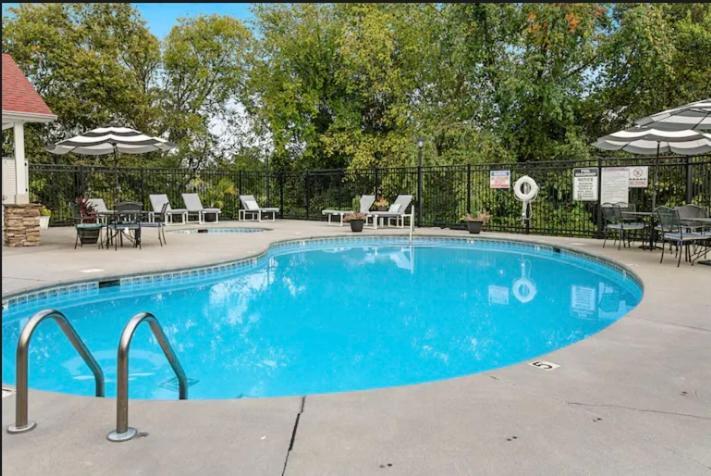 Bandit's Riverfront Retreat - Mountain View- Condo-fishing-balcony-fireplace-great Location! Appartement Pigeon Forge