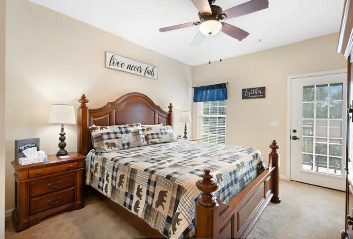 Bandit's Riverfront Retreat - Mountain View- Condo-fishing-balcony-fireplace-great Location! Appartement Pigeon Forge