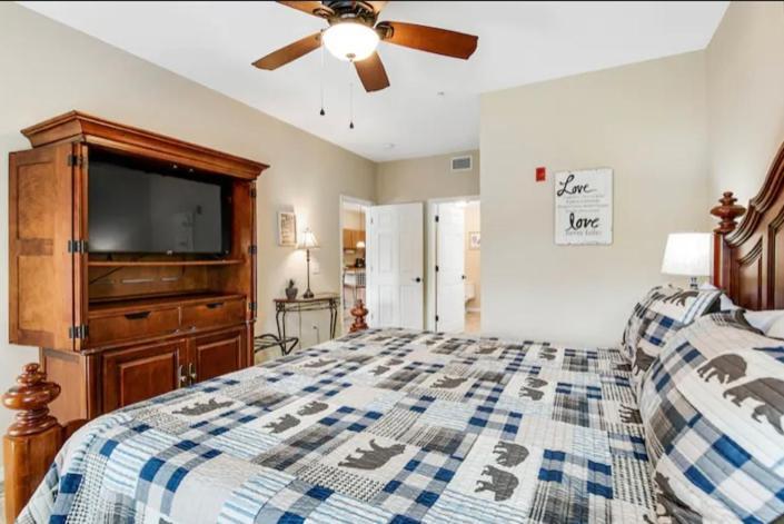 Bandit's Riverfront Retreat - Mountain View- Condo-fishing-balcony-fireplace-great Location! Appartement
