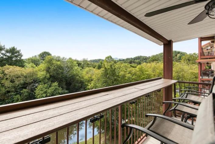Appartement Bandit's Riverfront Retreat - Mountain View- Condo-fishing-balcony-fireplace-great Location! Pigeon Forge
